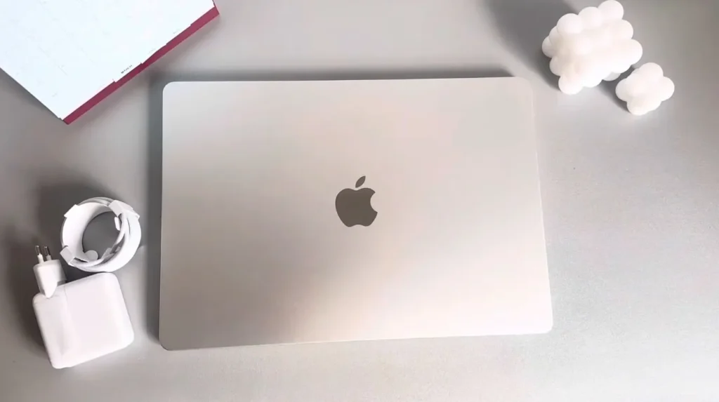 MacBook Air M3 Silver